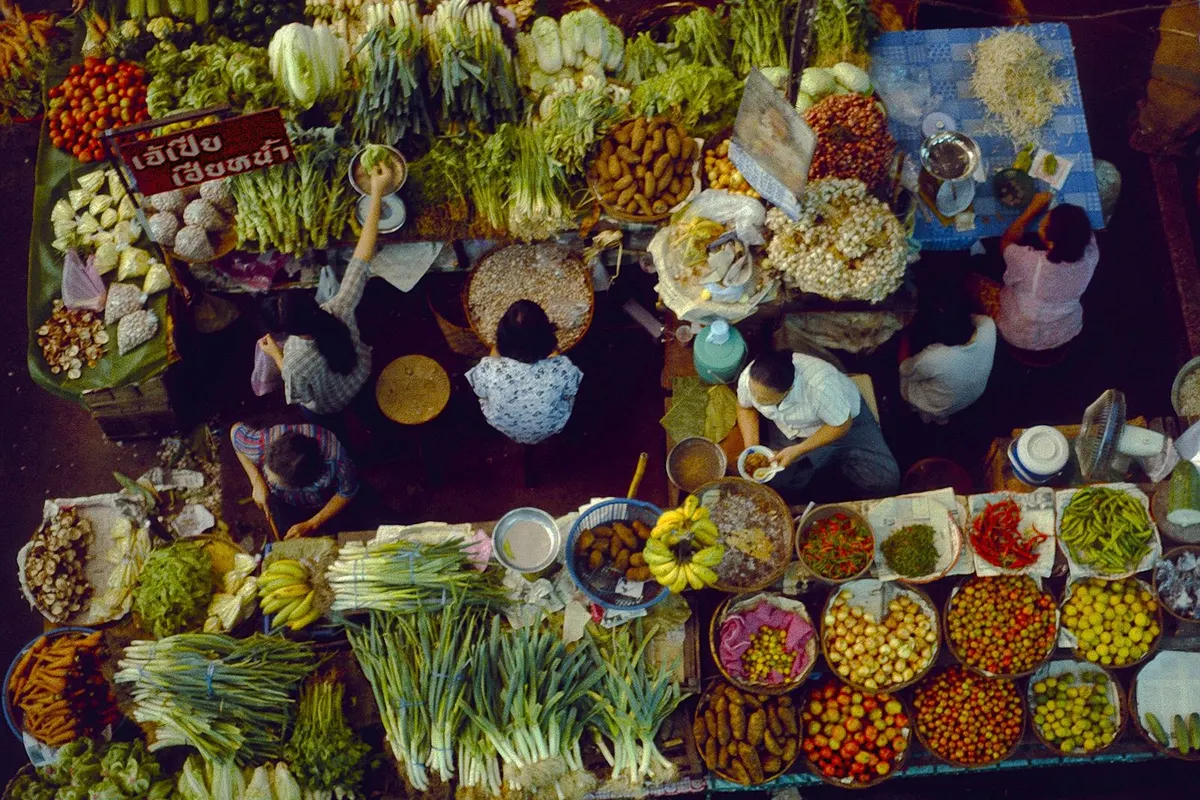 ตลาดสดในเชียงใหม่มองจากด้านบน เต็มไปด้วยผักผลไม้ตามฤดูกาล